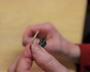 Kuulolaitteen osat ovat pieniä ja vaativat sorminäppäryyttä